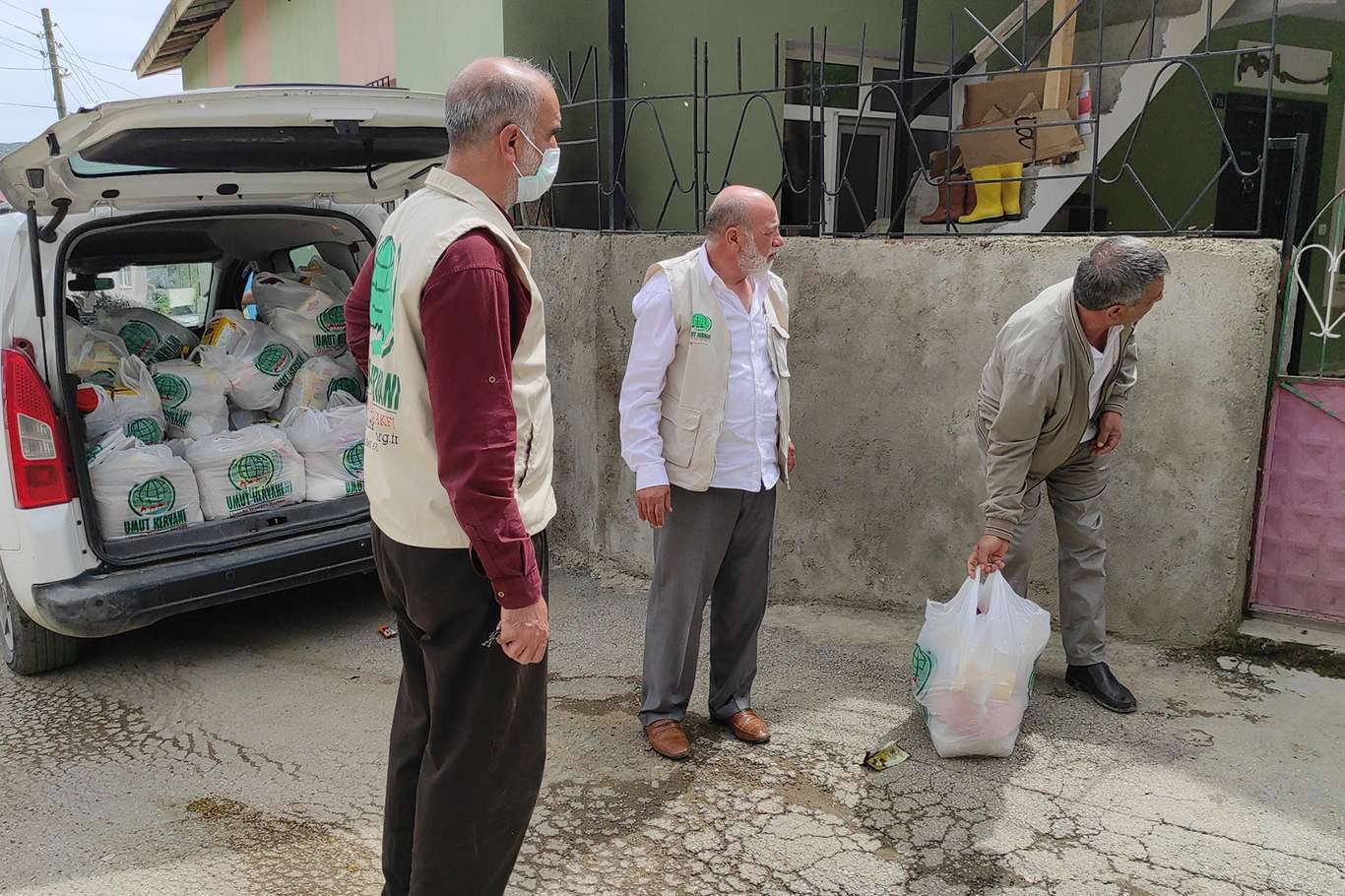 Hope Caravan distributes food packages to hundreds of families in eastern Turkey